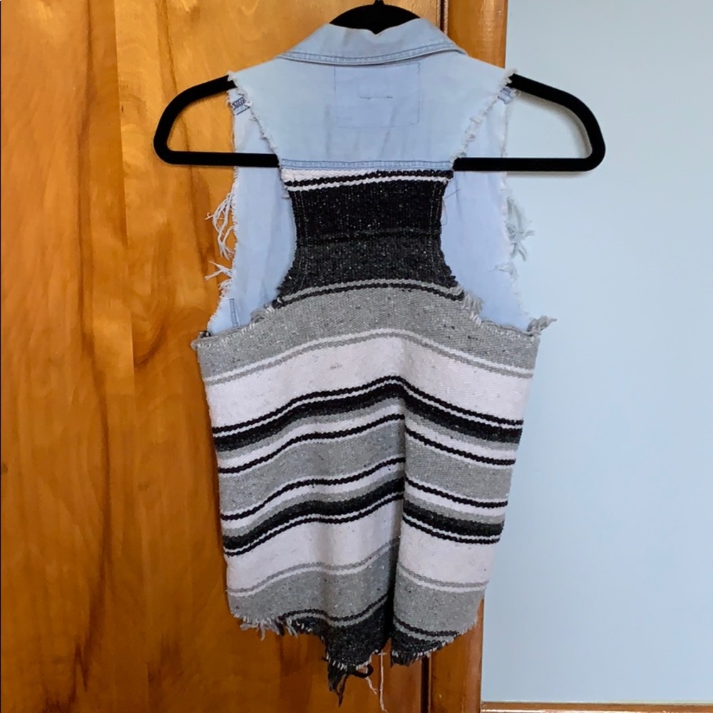 Sleeveless, light and loose button up tank